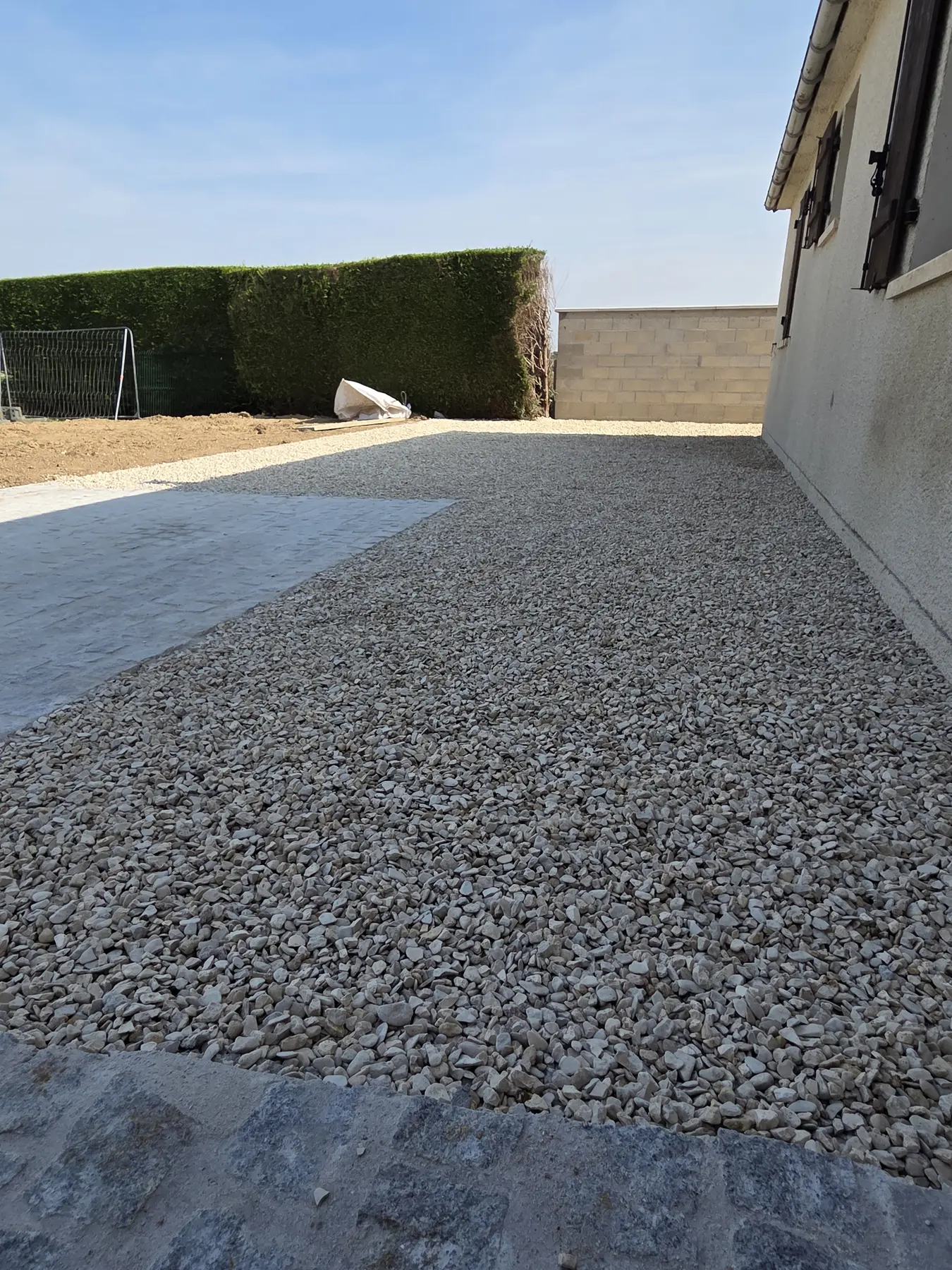 Création d’une cour gravillonnée, réalisation DCP Constructions à Sens et dans l’Yonne