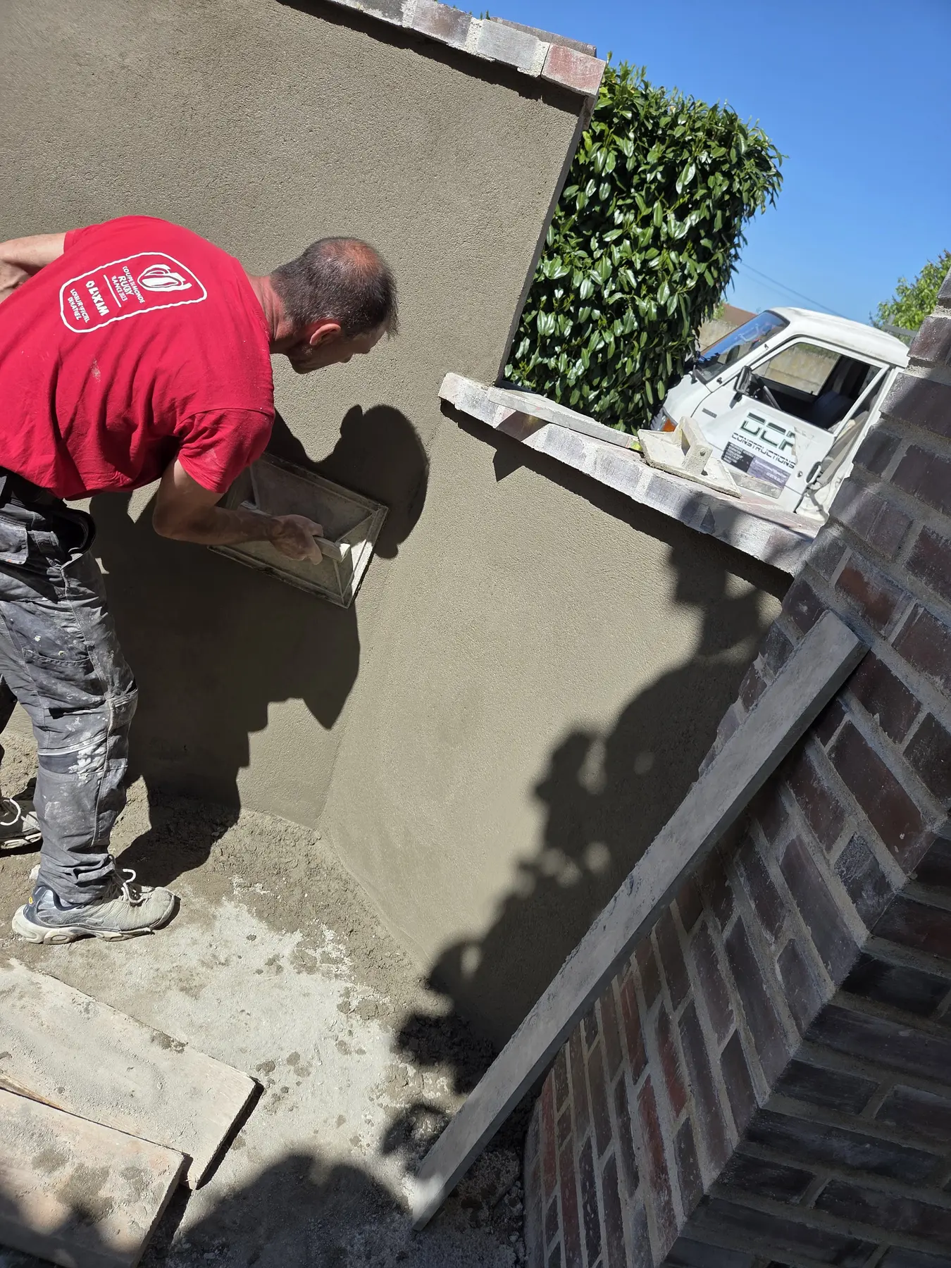 Application d’un enduit extérieur, réalisation DCP Constructions à Sens et dans l’Yonne