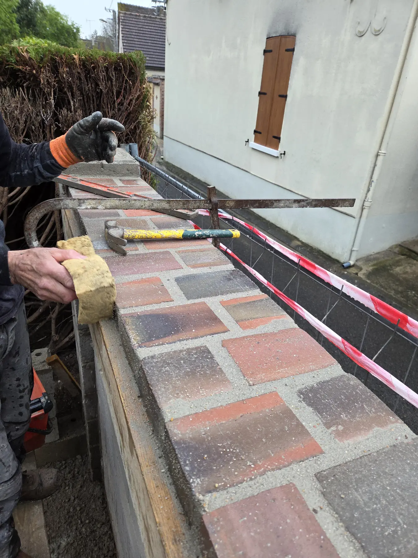 Pose de chaperons de mur, réalisation DCP Constructions à Sens et dans l’Yonne