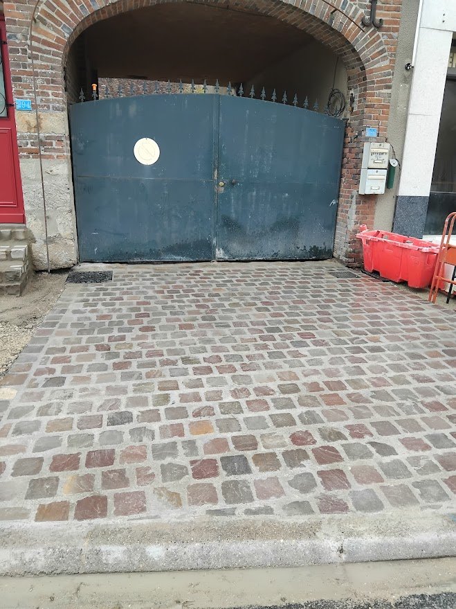 Chemin pavé autour de la maison