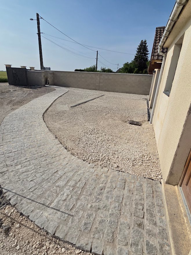 Terrasse pavée et plage de piscine